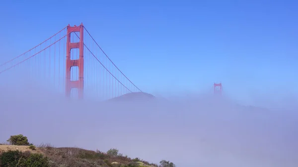 SAN FRANCISCO, États-Unis - 5 OCTOBRE 2014 : Pont Golden Gate avec brume épaisse ou brouillard vu de Fort Point — Photo
