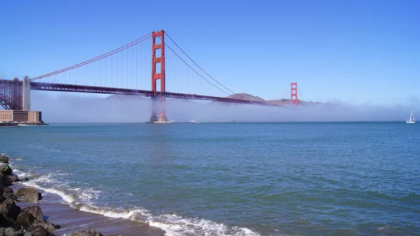 SAN FRANCISCO, EE.UU. - 5 DE OCTUBRE DE 2014: Puente Golden Gate con niebla pesada o niebla vista desde Fort Point —  Fotos de Stock