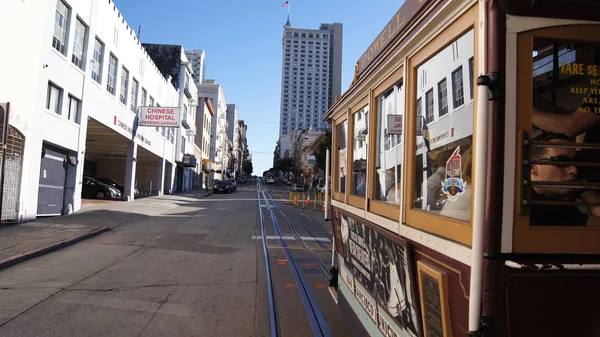 SAN FRANCISCO, EUA - 5 de outubro de 2014: montando um teleférico de rua, icônico modo de transporte na Califórnia — Fotografia de Stock
