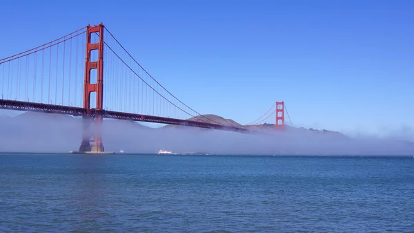 San Francisco, Verenigde Staten - oktober 5th, 2014: Golden Gate brug met zware nevel of mist gezien vanaf Fort punt — Stockfoto