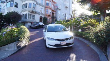 San Francisco, ABD - 5 Ekim 2014: araç sürücü yokuş aşağı Lombard Street, en ünlü dönüm noktası ve dünyada crookedest