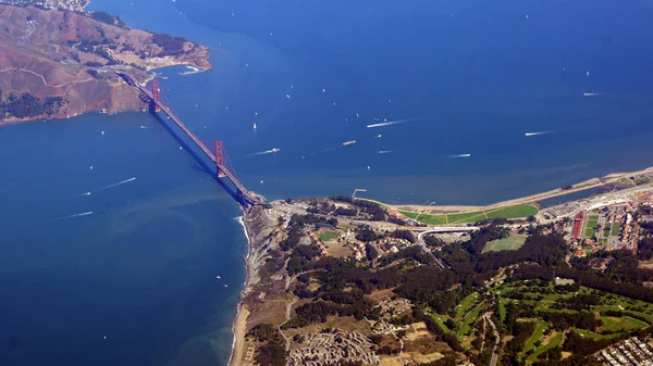 San Francisco, ABD - 4 Ekim 2014: bir uçaktan alınan golden gate Köprüsü ve şehir sf, havadan görünümü
