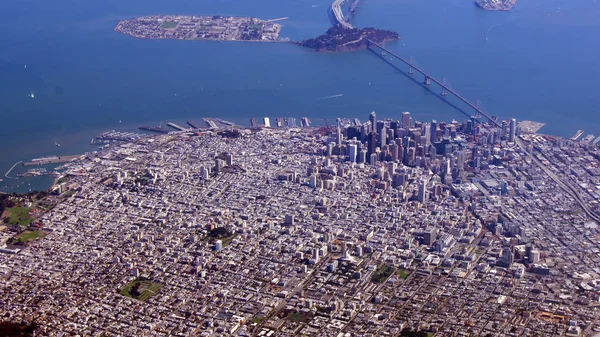 SAN FRANCISCO, USA - 4 OCTOBRE 2014 : une vue aérienne du pont de la porte d'or et du centre ville sf, prise depuis un avion — Photo