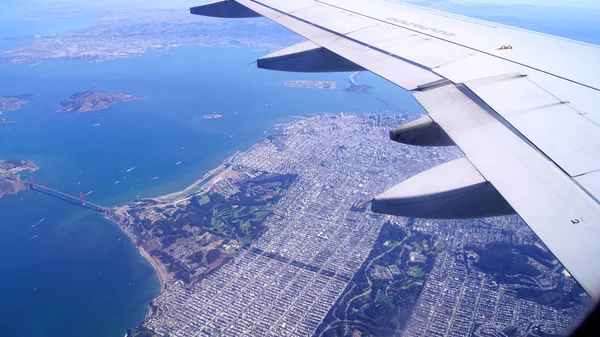 San Francisco, USA - 4. Oktober 2014: eine Luftaufnahme der Golden Gate Bridge und der Innenstadt von San Francisco, aufgenommen aus einem Flugzeug — Stockfoto