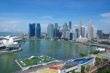 Singapur - 23 Temmuz 2016: Gökdelen şehir merkezinin Marina Bay yansıtmak modern iş ofis binası