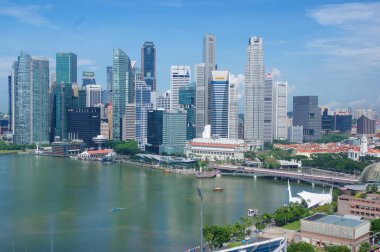 Singapur - 23 Temmuz 2016: Gökdelen şehir merkezinin Marina Bay yansıtmak modern iş ofis binası