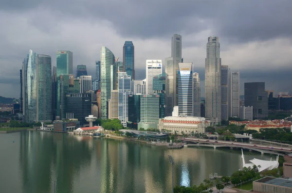 シンガポール - 2016 年 7 月 23 日: マリーナ ベイのダウンタウンの高層ビルを反映現代ビジネス事務所ビル — ストック写真