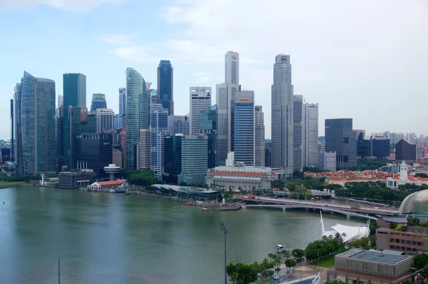 Singapore - 23. Juli 2016: Wolkenkratzer der Innenstadt spiegelt sich in der Marina Bay, modernes Bürogebäude — Stockfoto