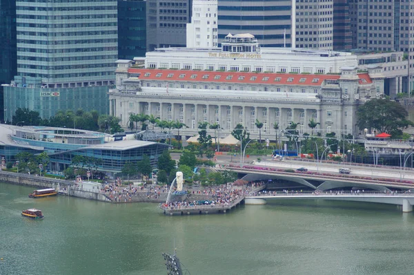 Singapore - 23 juli 2016: Fullerton Hotel en wolkenkrabbers in het Marina Bay — Stockfoto