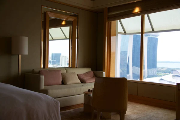 SINGAPUR - 23 DE JULIO DE 2016: habitación de hotel de lujo con interior moderno, una cama cómoda y una vista impresionante de la bahía de Marina — Foto de Stock