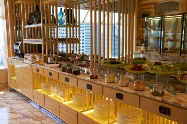 Singapur - 23 Temmuz 2016: bir salon içinde 5 yıldızlı lüks otel Marina Bay, çeşitli kanepe ve özel gıda