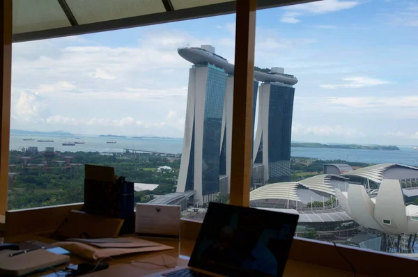 SINGAPORE - JULY 23rd, 2016: luxury Hotel room with modern interior and an awesome view of the Marina Bay, working desk laptop — Stock Photo, Image