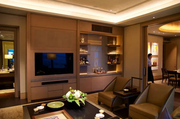 Singapore - 23 juli 2016: luxe hotelkamer met modern interieur en een Lcd-Tv — Stockfoto
