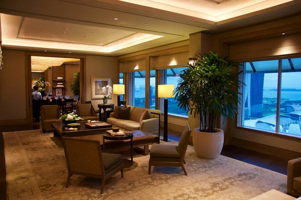SINGAPOUR - 23 JUILLET 2016 : chambre ou suite d'hôtel de luxe avec un intérieur moderne, un coin salon et une vue imprenable sur la baie de Marina, TV LCD — Photo