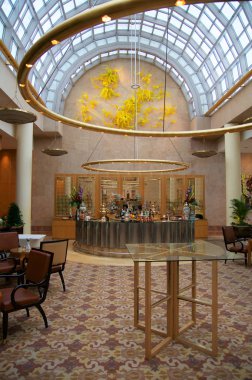 Singapur - 23 Temmuz 2016: lüks otel lobisinde mermer ve cam ile