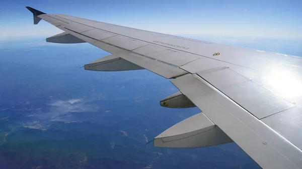 San Francisco, USA - 4. Oktober 2014: Blick von einem Flugzeugeleuchter mit Erde und Flügel, Antenne — Stockfoto