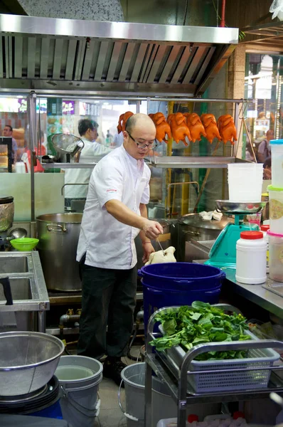 SINGAPUR - 23 DE JULIO DE 2016: pato a la parrilla o asado preparado por un cocinero en el mercado Lau Pa Sat Festival — Foto de Stock