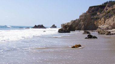 Malibu, Amerika Birleşik Devletleri - 9 Ekim 2014: güzel ve romantik El Matador devlet Beach Güney Kaliforniya'da