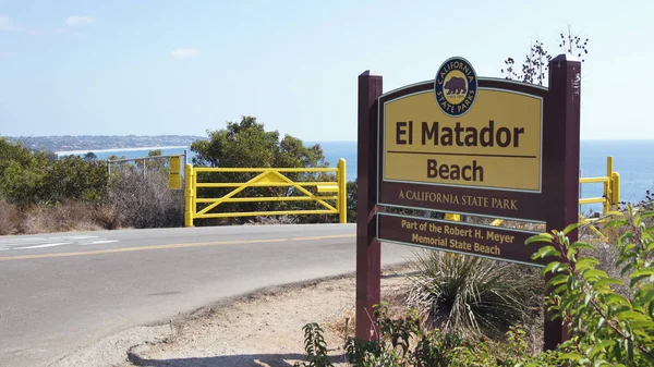 MALIBU, UNITED STATES - OCTOBER 9, 2014: Beautiful and romantic El Matador State Beach in Southern California - entry sign — Stock Photo, Image