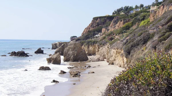 Malibu, Amerika Birleşik Devletleri - 9 Ekim 2014: güzel ve romantik El Matador devlet Beach Güney Kaliforniya'da