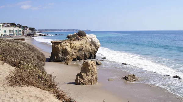 MALIBU, UNITED STATES - OCTOBER 9, 2014: Beautiful and romantic El Matador State Beach in Southern California — Stock Photo, Image