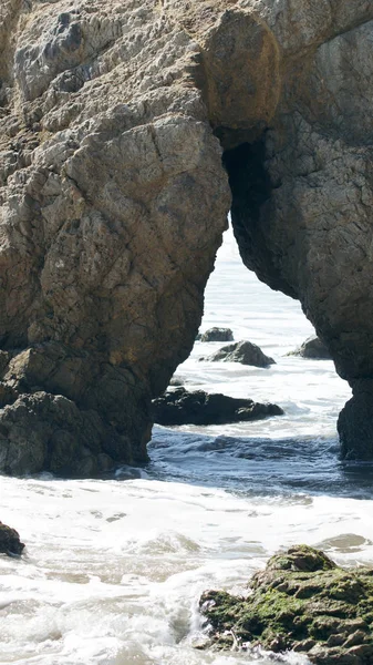 Malibu, Сполучені Штати - 9 жовтня 2014 року: красивому і романтичному Matador держави пляжу Ель в Південній Каліфорнії — стокове фото