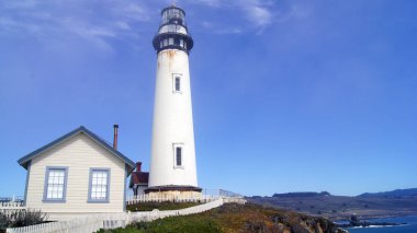 Pescadero, California, Amerika Birleşik Devletleri - 6 Ekim 2014: Güvercin karayolu No 1 boyunca deniz feneri gelin