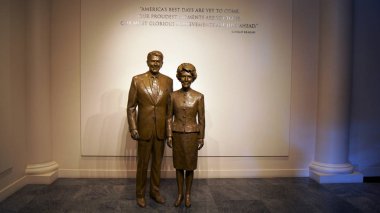 Simi Valley, California, Amerika Birleşik Devletleri - 9 Ekim 2014: Ronald ve Nancy Reaga başkanlık Kütüphanesi Müzesi'nde heykelleri