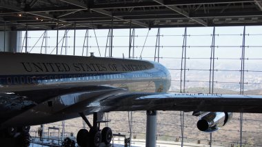 Simi Valley, California, Amerika Birleşik Devletleri - 9 Ekim 2014: Hava Kuvvetleri bir Boeing 707 ve Reagan başkanlık Kütüphanesi'nde sergilenen deniz 1