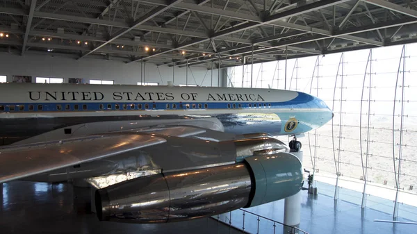 Simi Valley, California, Stany Zjednoczone-9 października 2014: Air Force One Boeing 707 i morskich 1 na wystawie w bibliotece prezydenckiej Reagana — Zdjęcie stockowe