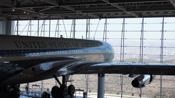 Simi Valley, Californië, Verenigde Staten - oktober 9, 2014: Air Force een Boeing 707 en Marine 1 tentoongesteld op de Reagan Presidential Library — Stockfoto