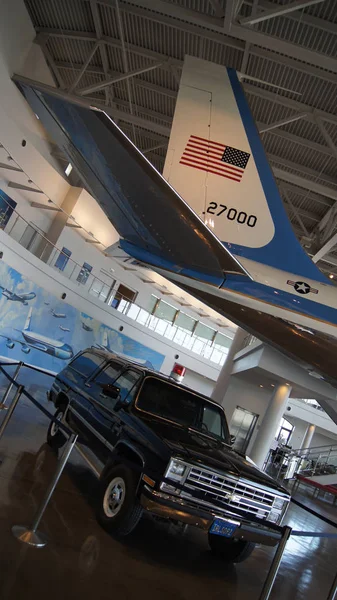 SIMI VALLEY, CALIFORNIA, ESTADOS UNIDOS - 9 DE OCTUBRE DE 2014: El Boeing 707 de la Fuerza Aérea Uno y el Marine 1 en exhibición en la Biblioteca Presidencial Reagan —  Fotos de Stock