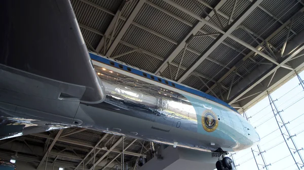 SIMI VALLEY, CALIFORNIA, ESTADOS UNIDOS - 9 DE OCTUBRE DE 2014: El Boeing 707 de la Fuerza Aérea Uno y el Marine 1 en exhibición en la Biblioteca Presidencial Reagan —  Fotos de Stock