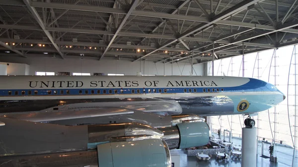 SIMI VALLEY, CALIFORNIA, ESTADOS UNIDOS - 9 DE OCTUBRE DE 2014: El Boeing 707 de la Fuerza Aérea Uno y el Marine 1 en exhibición en la Biblioteca Presidencial Reagan —  Fotos de Stock