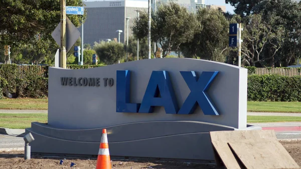 Los angeles, kalifornien, usa - 09.10.2014: willkommen zur laxen Unterschrift auf sepulveda blvd. Der Flughafen ist der sechstverkehrsreichste der Welt und der drittgrößte der USA.. — Stockfoto