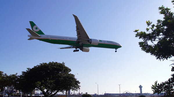 ЛОС-АНДЖЕЛЕС, КАЛИФОРНИЯ, США - 9 октября 2014 года: EVA Air Boeing 777 показана незадолго до посадки в аэропорту Лос-Анджелеса
.