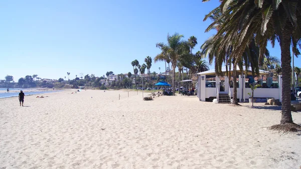 SANTA BARBARA, CALIFORNIA, USA - OCT 8th, 2014: city Leadbetter beach with a cruise liner — Stock Photo, Image