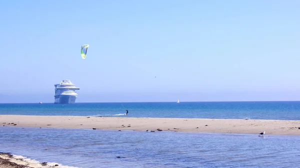 SANTA BARBARA, CALIFORNIA, Estados Unidos - 8 de OCTUBRE de 2014: ciudad Leadbetter playa con crucero —  Fotos de Stock