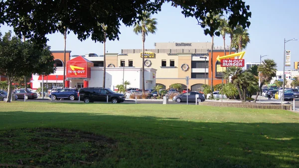 LOS ÁNGELES, CALIFORNIA, EE.UU. - 9 DE OCTUBRE DE 2014: Señal Exterior de un restaurante de hamburguesas In-N-Out en el aeropuerto internacional LA - LAX. Una cadena regional de restaurantes de comida rápida con ubicaciones en el suroeste . —  Fotos de Stock