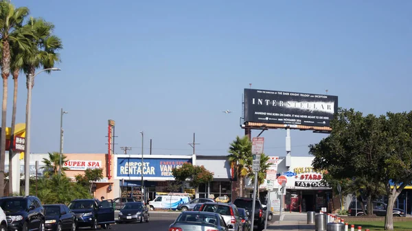 ロサンゼルス、カリフォルニア、アメリカ合衆国 - 2014 年 10 月 9 日: コンパス航空エンブラエル 175lr Msn 236 ラ エアポート Lax で着陸直前に示す N629cz. — ストック写真