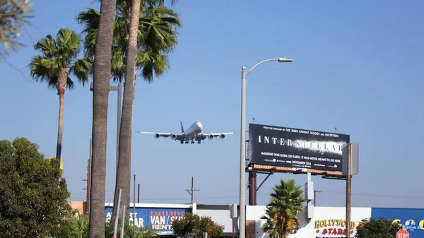 LOS ANGELES, CALIFORNIA, EUA - OCT 9th, 2014: Lufthansa Boeing 747-8 MSN 37839 D-ABYP mostrado pouco antes do desembarque no aeroporto de LA LAX . — Fotografia de Stock