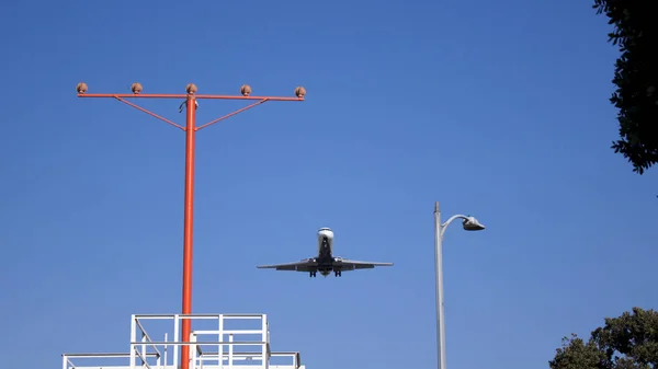Los Angeles, Kalifornie, Usa - 9. října 2014: letadlo vám krátce před přistáním na letišti Lax La. — Stock fotografie