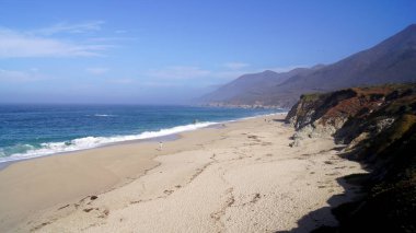 Big Sur, California, Amerika Birleşik Devletleri - 7 Ekim 2014: Garrapata devlet Beach CA karayolu No 1, ABD boyunca buzlu kırma büyük okyanus dalgaları