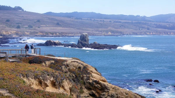 Big Sur, штат Каліфорнія, США - 7 жовтня 2014 року: скелі на тихоокеанському узбережжі шосе мальовничим видом між Монтерей і Pismo Пляж в Ca вздовж Hwy No 1, США — стокове фото