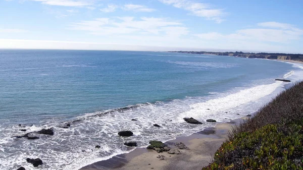 大苏尔，加利福尼亚州，美国-2014 年 10 月 7 日︰ 悬崖在蒙特利和皮斯摩海滩在沿 Hwy 无 1，美国 Ca 之间的太平洋海岸公路风景视图 — 图库照片