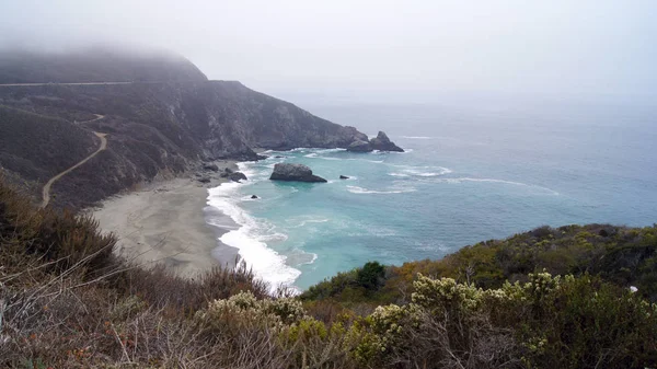 Big Sur, штат Каліфорнія, США - 7 жовтня 2014 року: скелі на тихоокеанському узбережжі шосе мальовничим видом між Монтерей і Pismo Пляж в Ca вздовж Hwy No 1, США — стокове фото