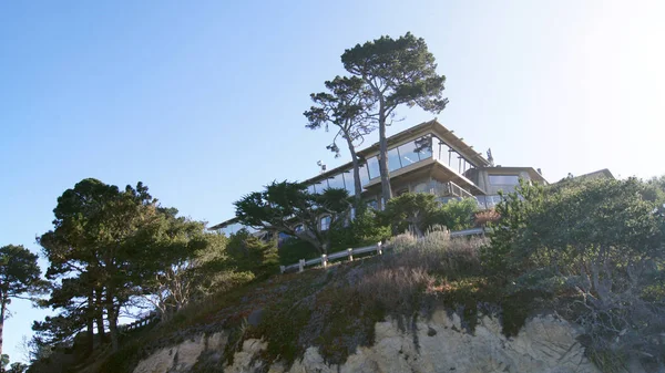 Carmel, California, Amerika Birleşik Devletleri - 6 Ekim 2014: güzel evler, Pebble Beach Golf ünlü 17 mil sürücü alan parçası olan ders,