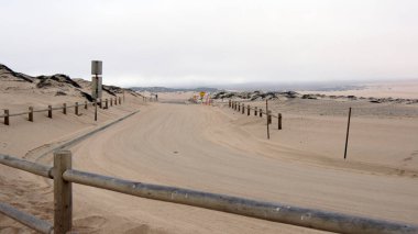 Guadalupe-Nipomo, California, Amerika Birleşik Devletleri - 8 Ekim 2014: kum tepeleri ve bir sokak CA karayolu No 1, ABD boyunca Milli Parkı içinde