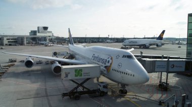 Frankfurt, Almanya - 12 Ekim 2014: Lufthansa uçak Boeing 747-8 jumbo jet kalkışa hazır. Bayrak taşıyıcı Ger ve Avrupa'nın en büyük havayolu.