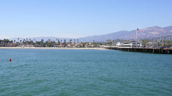 SANTA BARBARA, CALIFORNIA, USA - OCT 8th, 2014: View of palm trees on the shore and mountains from Stearns Wharf — Stock Photo, Image